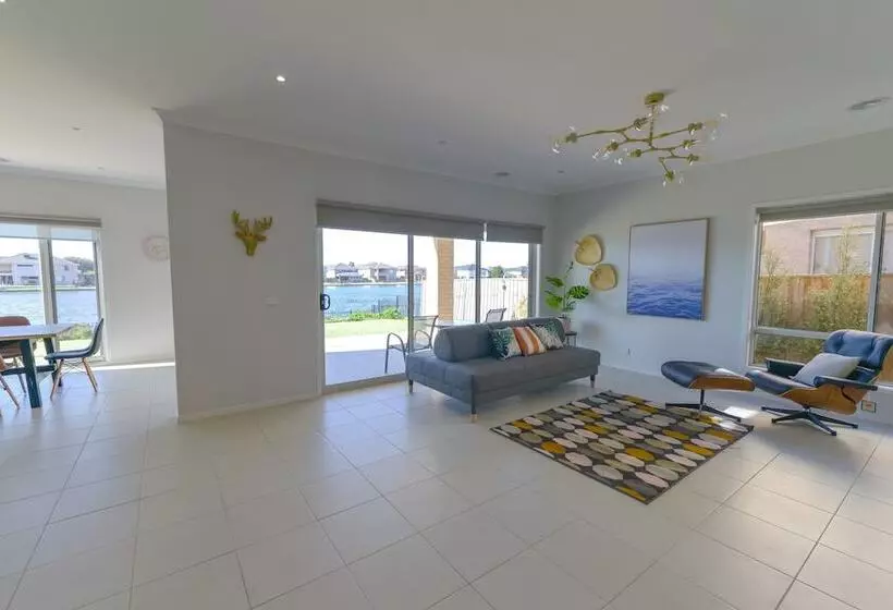 Luxury Waterfront Grand Villa In Melbourne