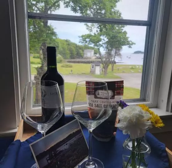 Hotelli East Wind Inn & Suites