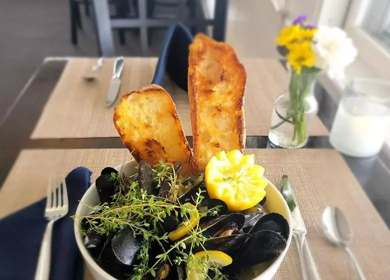 Hotelli East Wind Inn & Suites