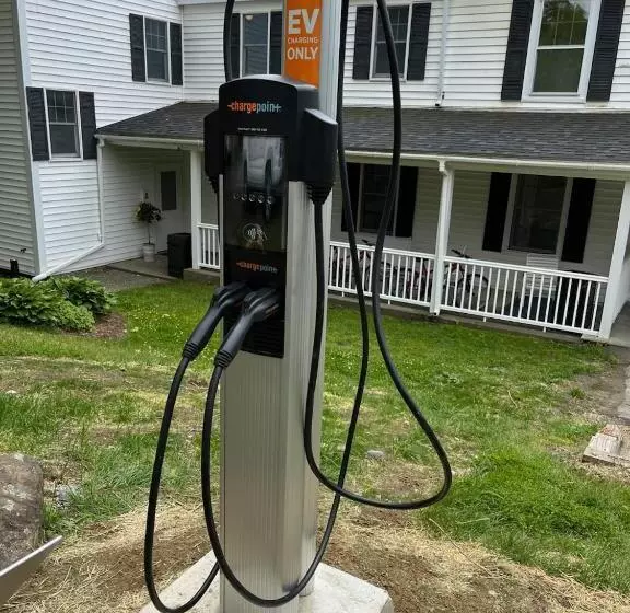 Hotelli East Wind Inn & Suites