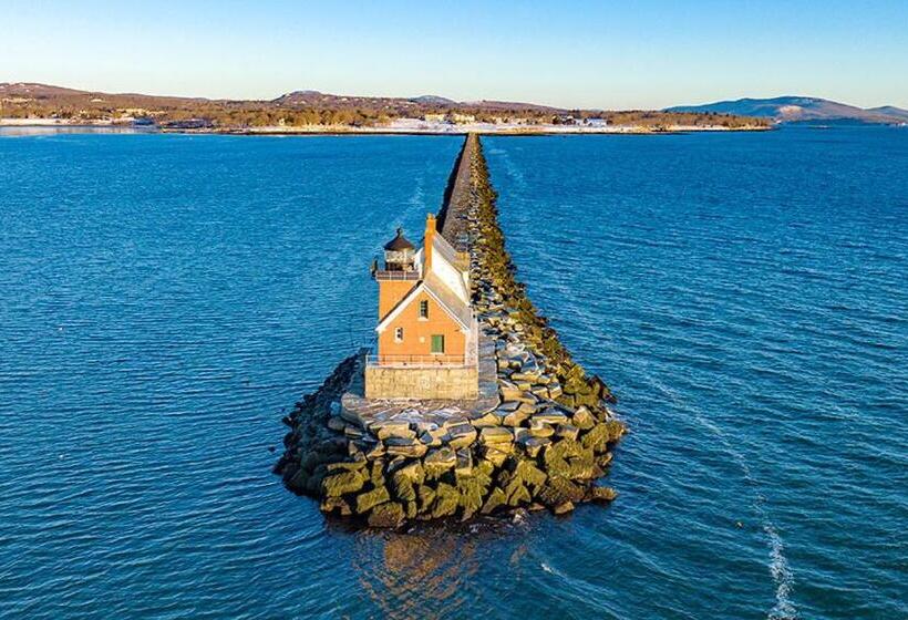 בית מלון כפרי East Wind Inn & Suites