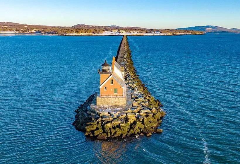 Hotelli East Wind Inn & Suites