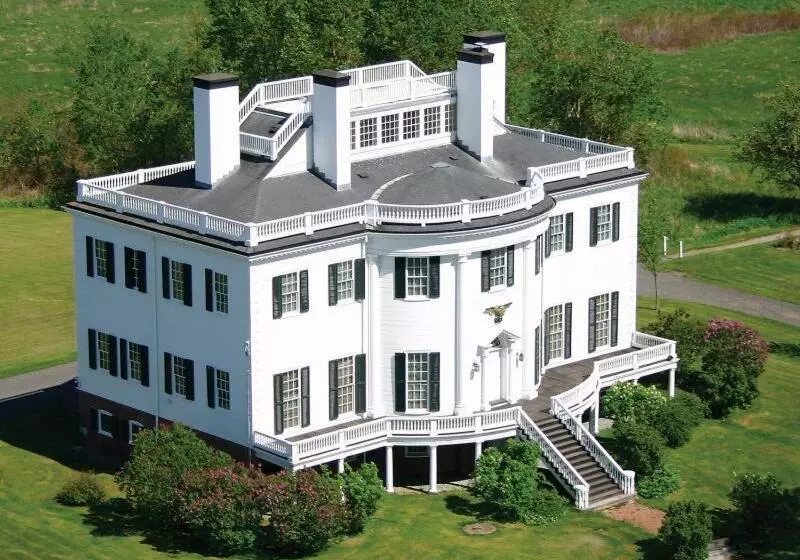 Hotelli East Wind Inn & Suites