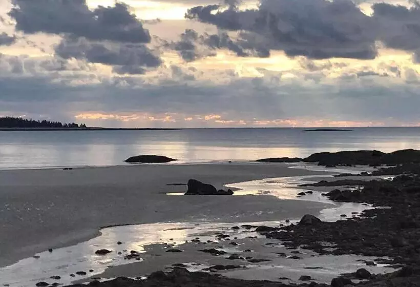 Hotelli East Wind Inn & Suites