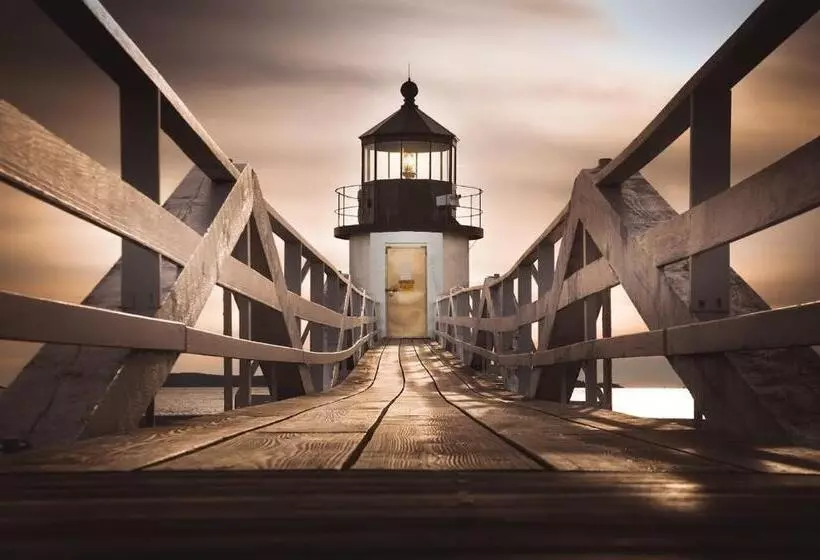 Hotelli East Wind Inn & Suites