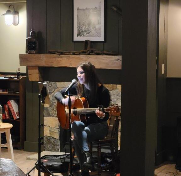 בית מלון כפרי East Wind Inn & Suites