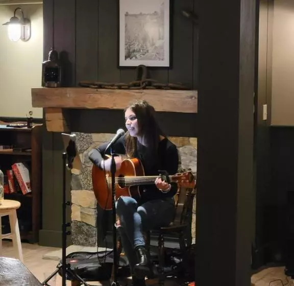 Hotelli East Wind Inn & Suites