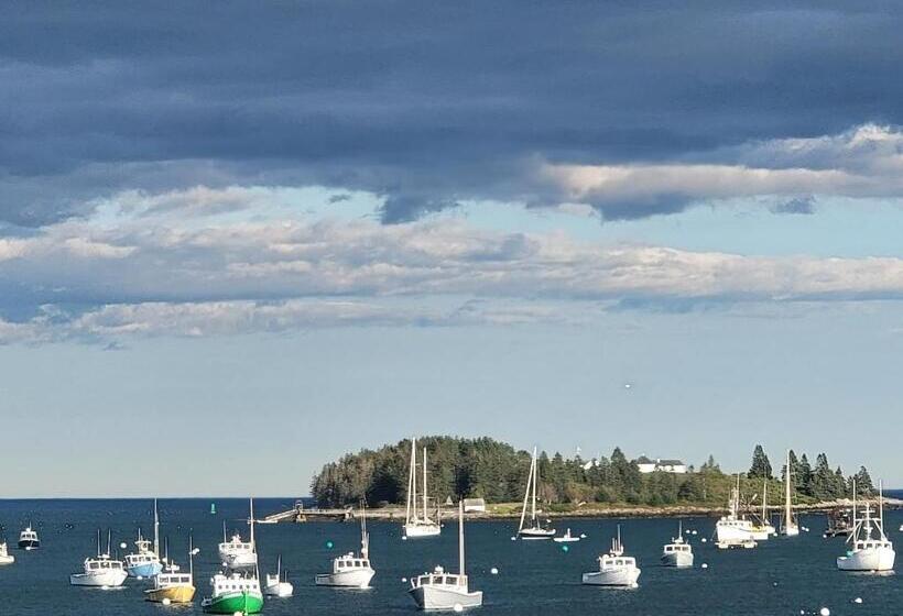 בית מלון כפרי East Wind Inn & Suites