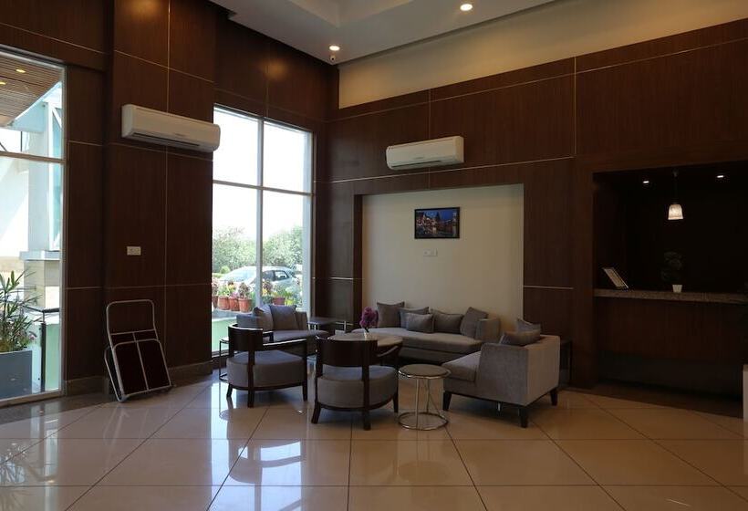 בית מלון כפרי Four Leaf Service Suites