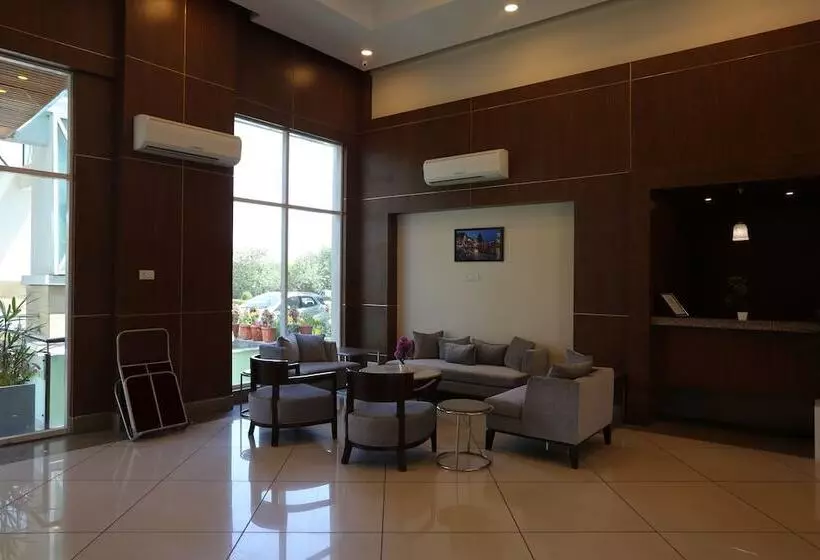 ホテル Four Leaf Service Suites