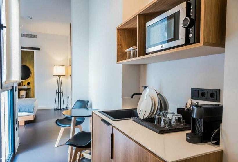 هتل Welldone Quality  Crystal Pool