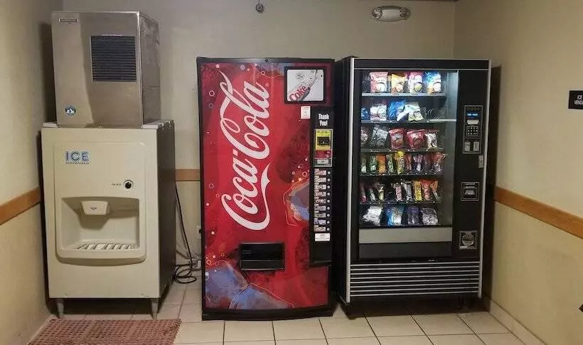 ホテル Hometown Inn & Suites