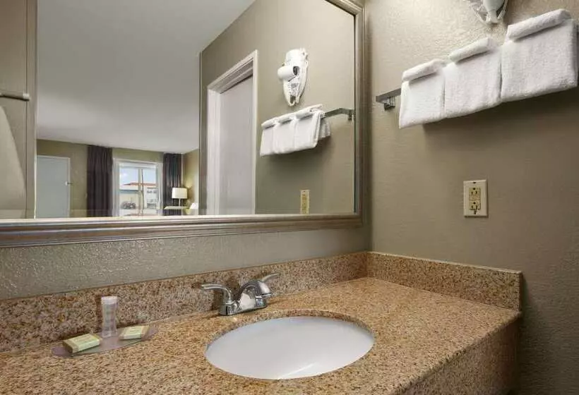 בית מלון כפרי Super 8 By Wyndham Tupelo Airport