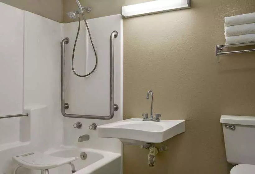 בית מלון כפרי Super 8 By Wyndham Tupelo Airport