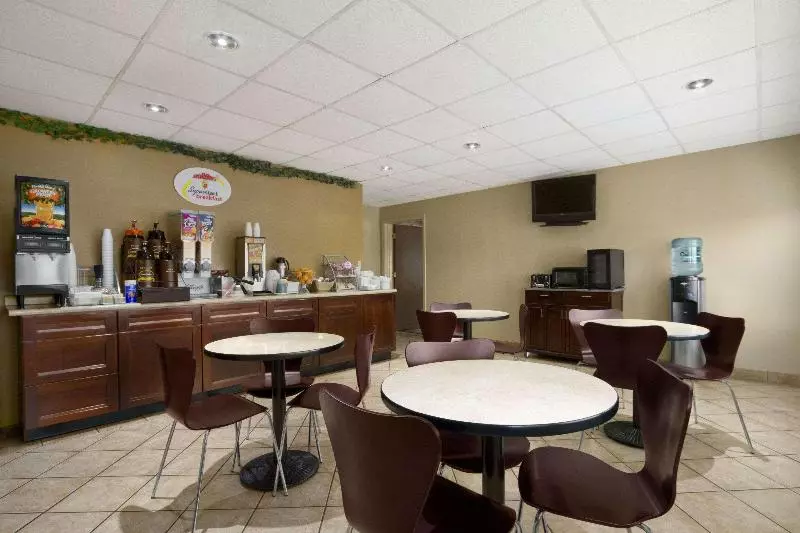 בית מלון כפרי Super 8 By Wyndham Tupelo Airport