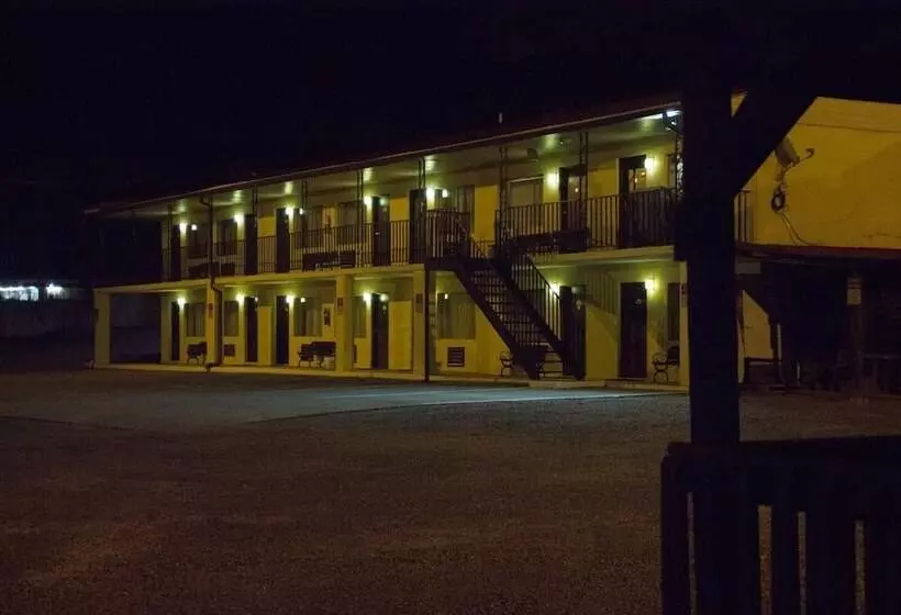 בית מלון כפרי Tazewell Motor Lodge