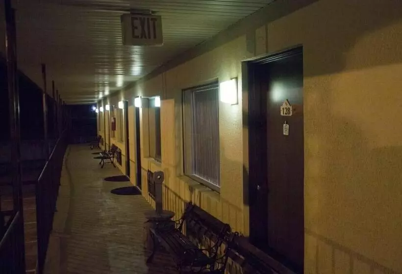 בית מלון כפרי Tazewell Motor Lodge