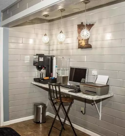 Мотель Americas Best Value Inn & Suites Detroit Lakes