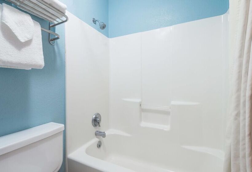 فندق على الطريق Super 8 By Wyndham Henderson North East Denver