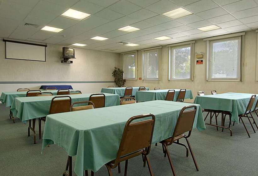 Motel Super 8 By Wyndham Plattsburgh