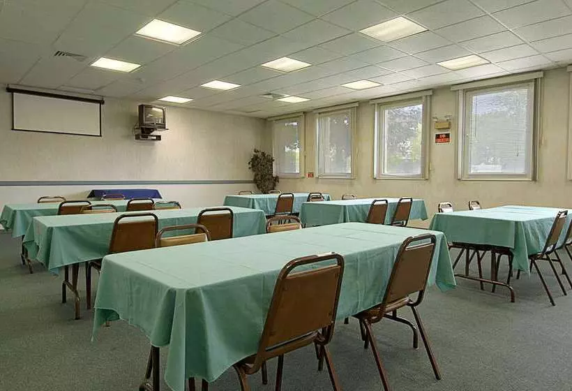 مُتل Super 8 By Wyndham Plattsburgh