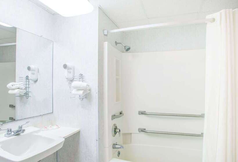 Motel Super 8 By Wyndham Plattsburgh