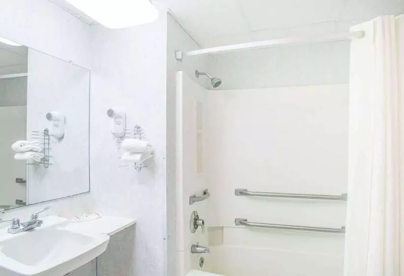 مُتل Super 8 By Wyndham Plattsburgh