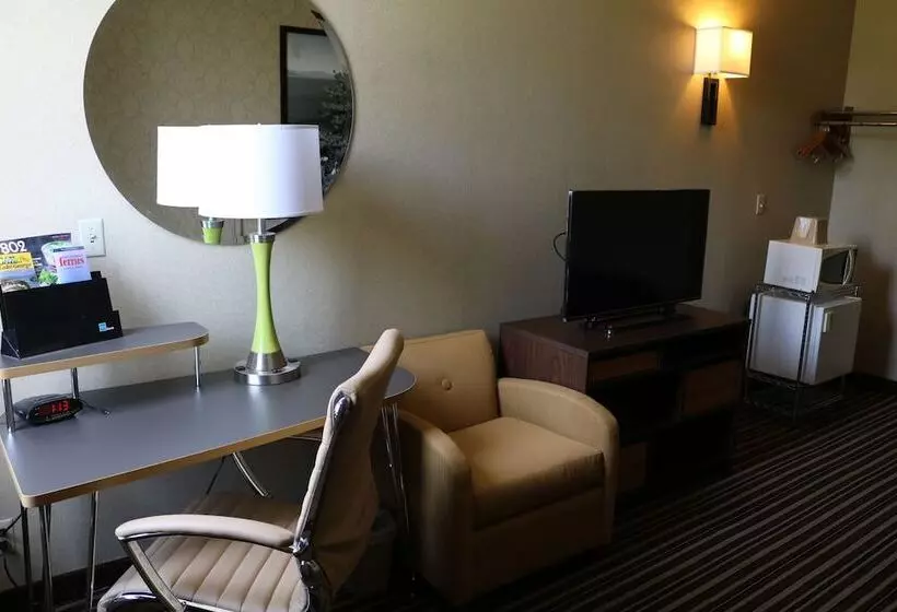 مُتل Super 8 By Wyndham Plattsburgh