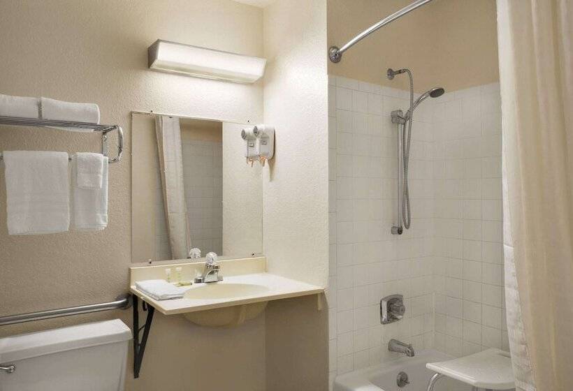 مُتل Super 8 By Wyndham Saginaw