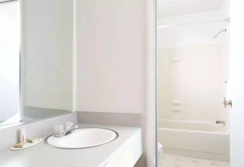 מוטל Super 8 By Wyndham Wells