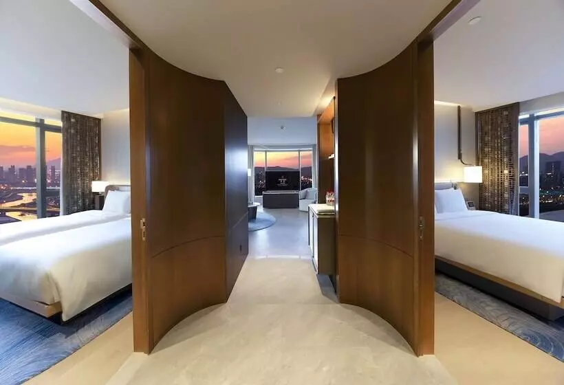 Hotelli Hualuxe Nanjing Yangtze River