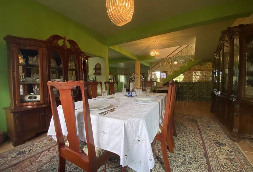 تختخواب و صبحانه Lord Royale