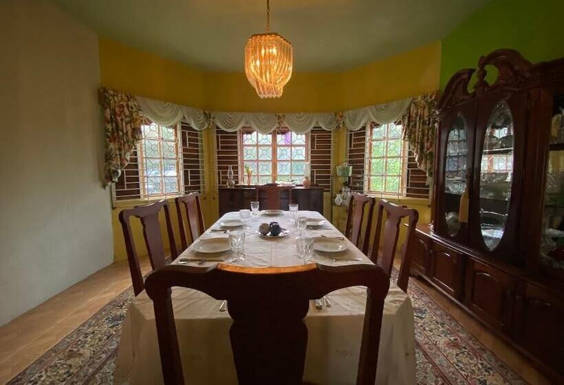 تختخواب و صبحانه Lord Royale