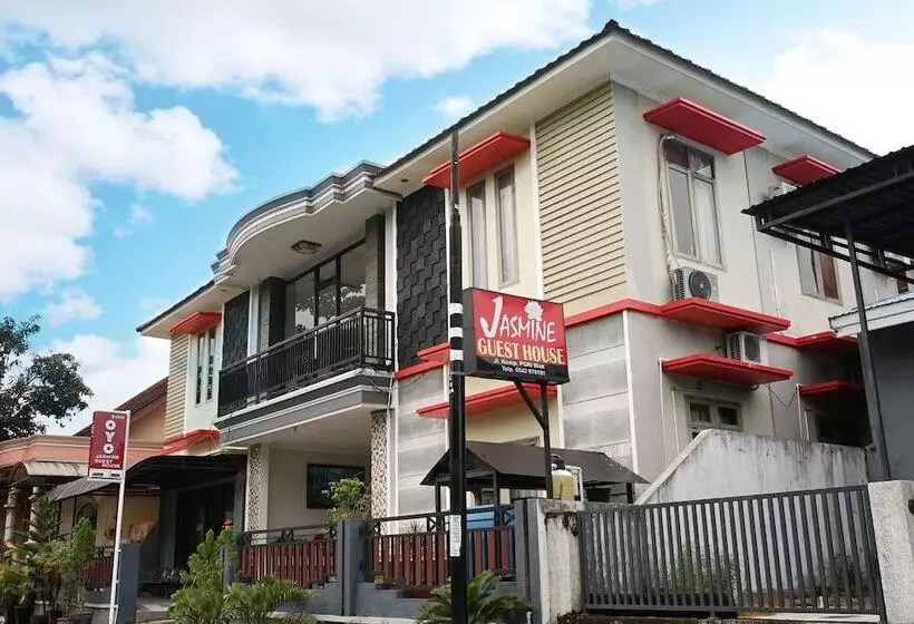 Hotelli Jasmine Guest House Balikpapan By Oyo Rooms