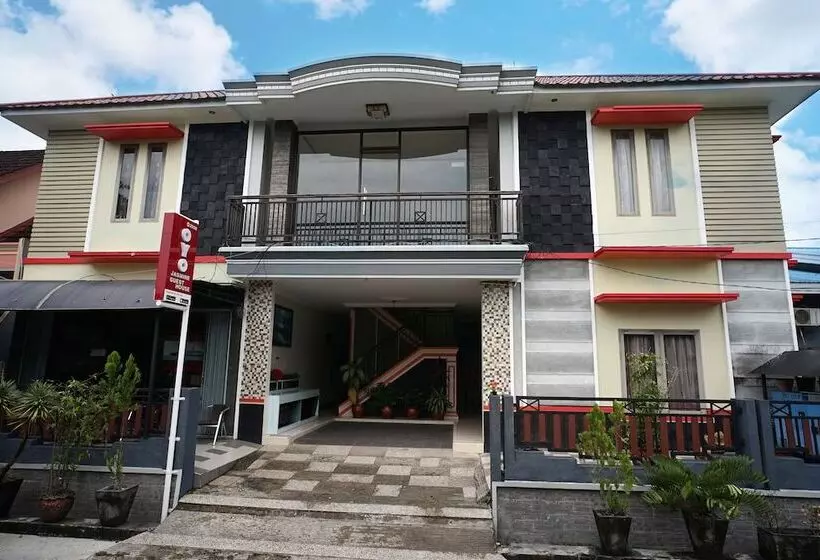 Hotelli Jasmine Guest House Balikpapan By Oyo Rooms