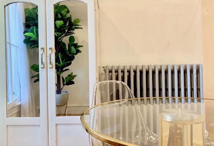 호텔 The West House