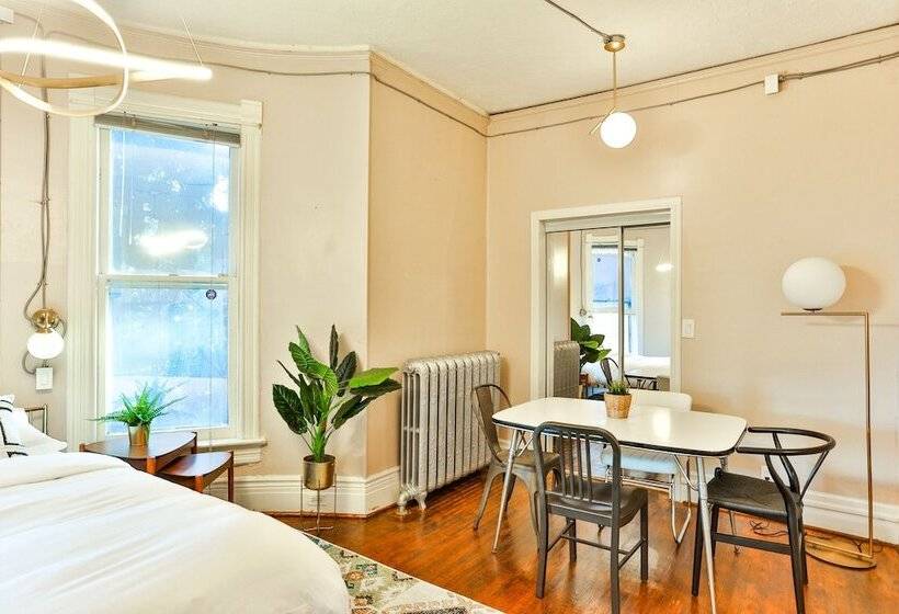 호텔 The West House