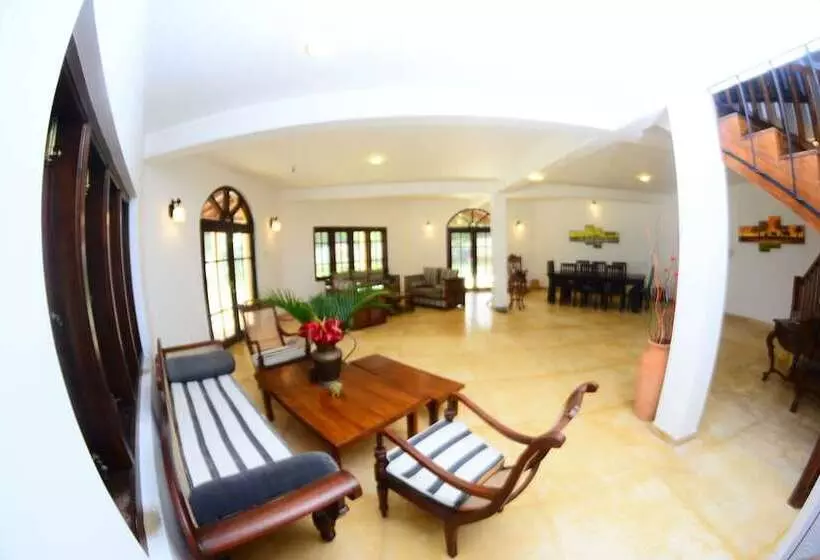 پانسیون Sandy's Villa Hiriketiya