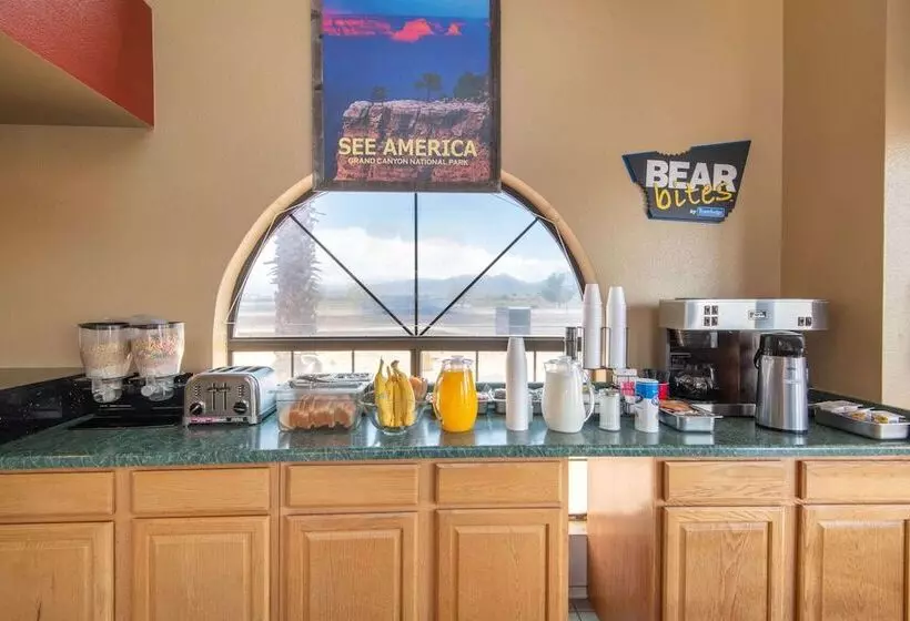 هتل Travelodge By Wyndham Kingman