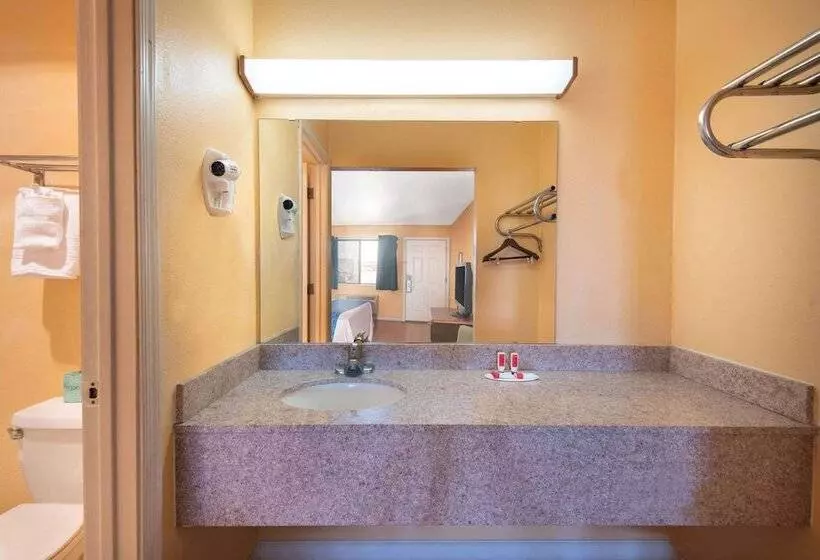 هتل Travelodge By Wyndham Kingman