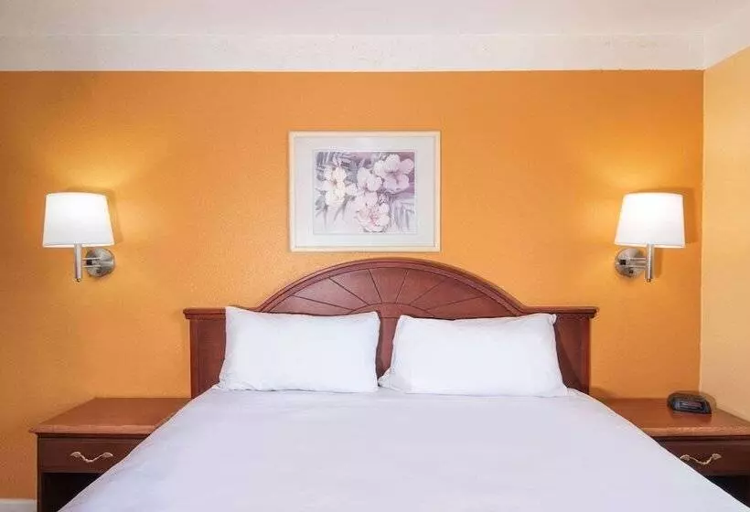 هتل Travelodge By Wyndham Kingman