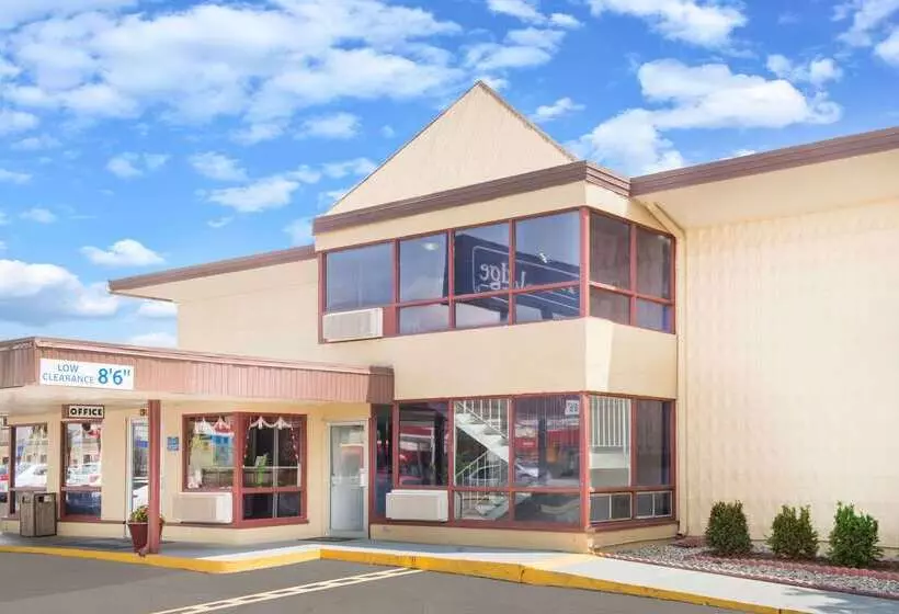 Отель Travelodge By Wyndham Terre Haute