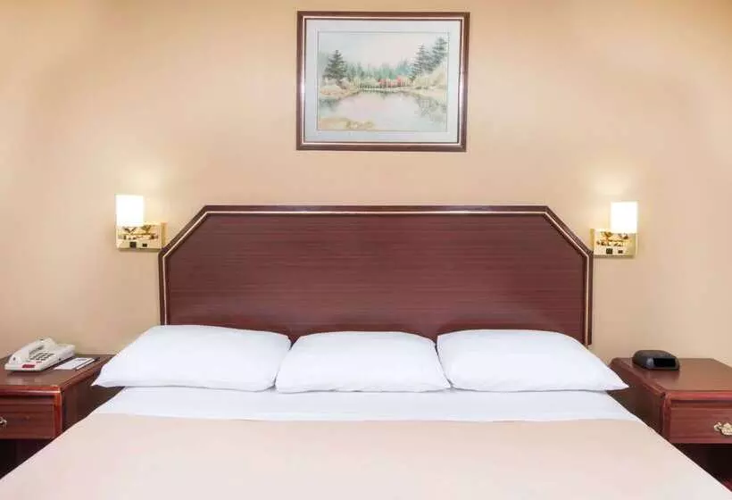 Отель Travelodge By Wyndham Terre Haute