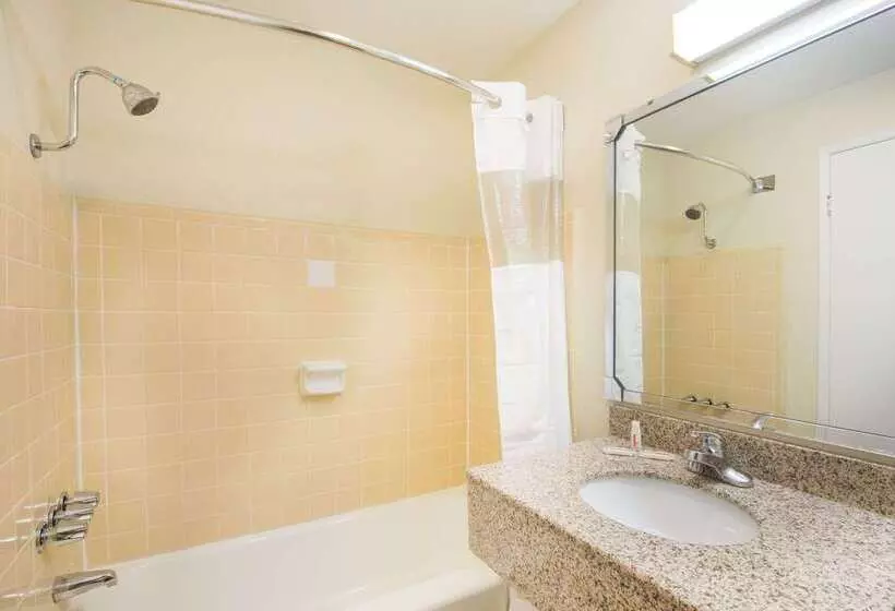 Отель Travelodge By Wyndham Terre Haute