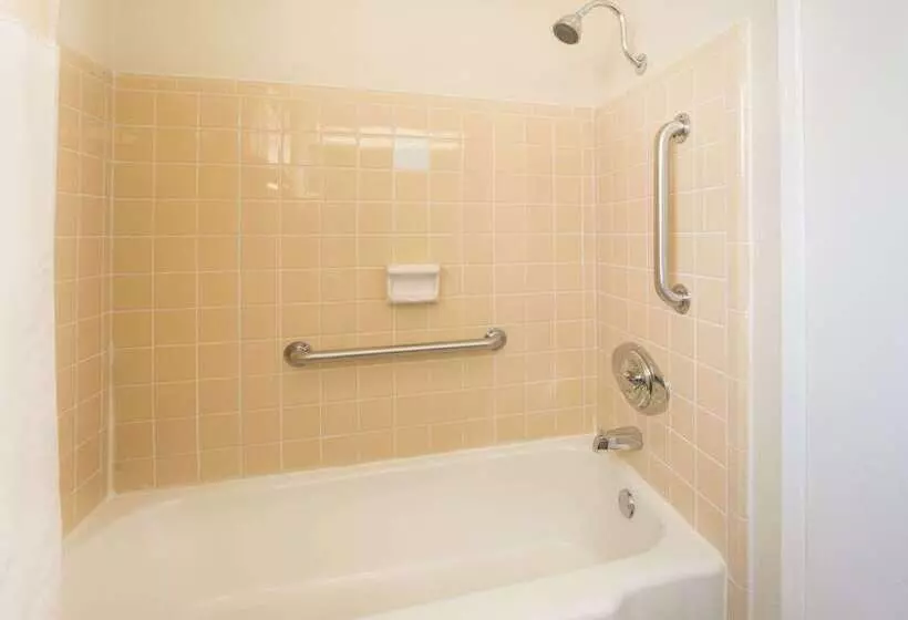 Отель Travelodge By Wyndham Terre Haute