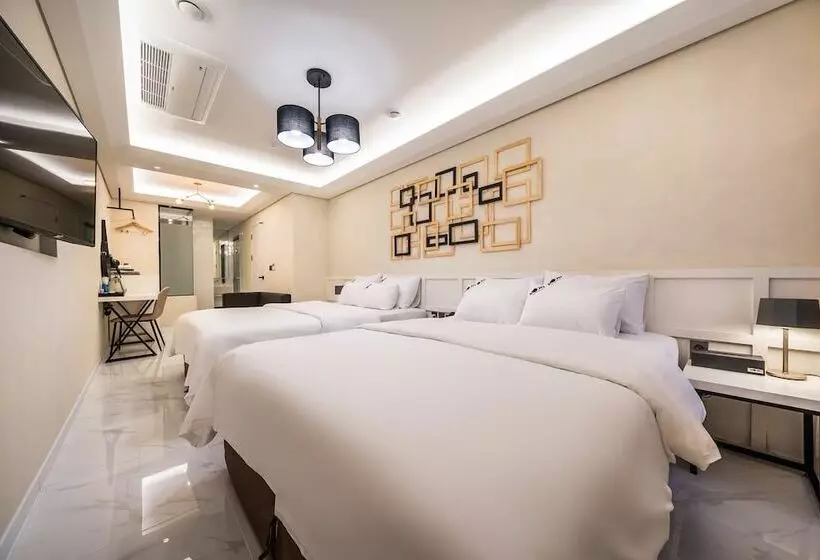 Hotel Moon