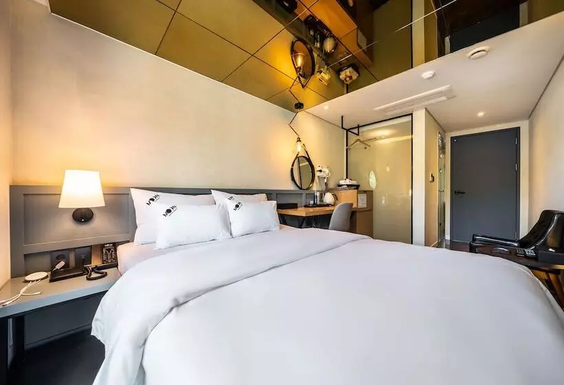 Hotel Moon