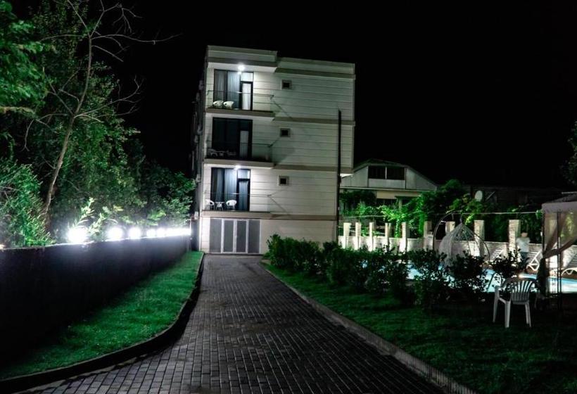 تختخواب و صبحانه New House Kobuleti