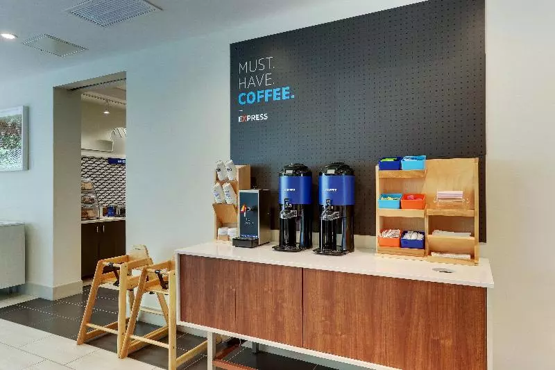 ホテル Holiday Inn Express & Suites   Roanoke – Civic Center