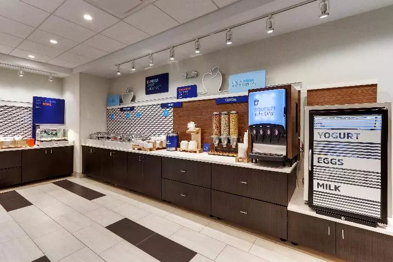 ホテル Holiday Inn Express & Suites   Roanoke – Civic Center